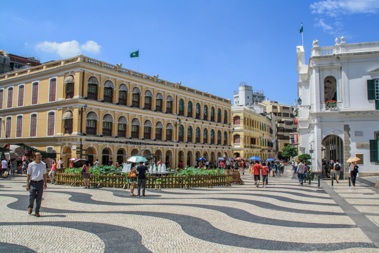 Der Senatsplatz in Largo do Senado in Macau wirkt durch seine portugiesischen Einflüsse mediterran.