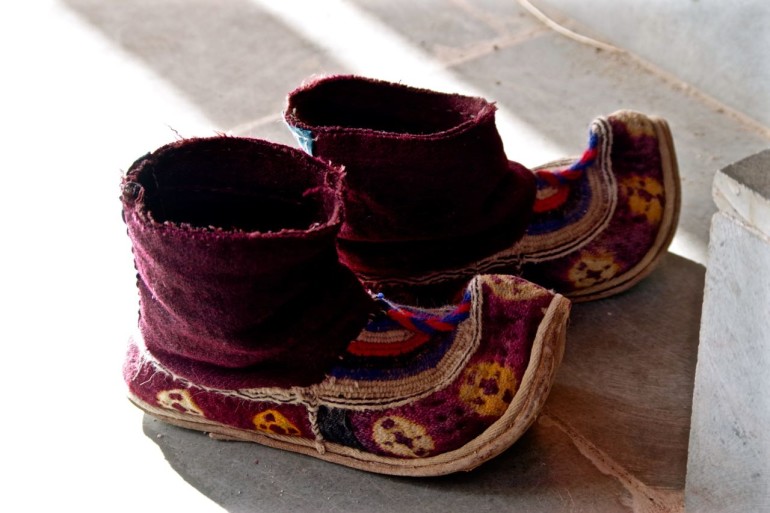 Schuhe ausziehen heißt es auch für die Mönche vor betreten eines tibetischen Tempels