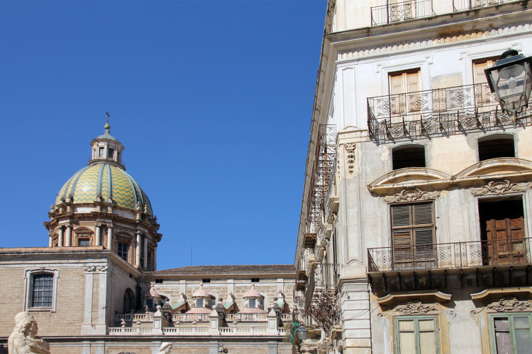 Auf der Piazza Pretoria in Palermo, Italien, blickt man auf die barocken Häuserfassaden und Kirchen.