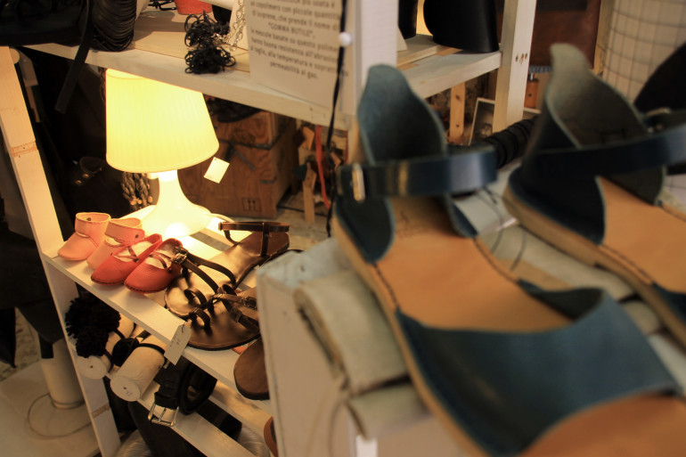 Handgemachte Lederschuhe reihen sich in den Regalen des Geschäftes Ciatu in Palermo, Italien.