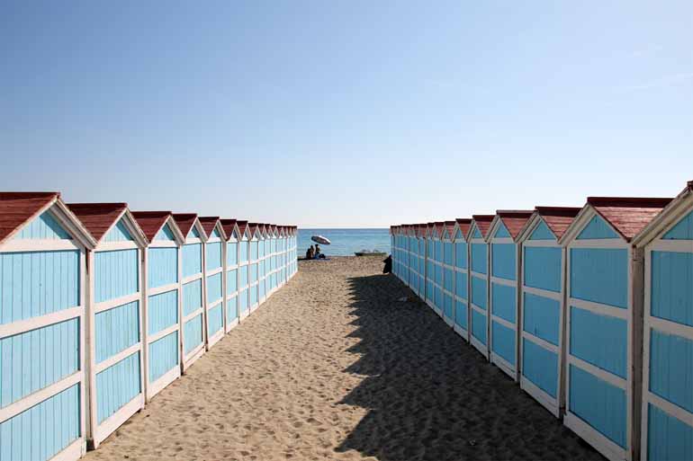 Am Stadtstrand von Palermo, Mondello Beach reihen sich die Badehäuschen bis zum Meer.