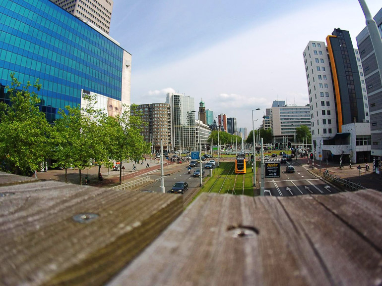 Die mehrspurigen Straßen Rotterdams werden von Hochhäusern gesäumt.