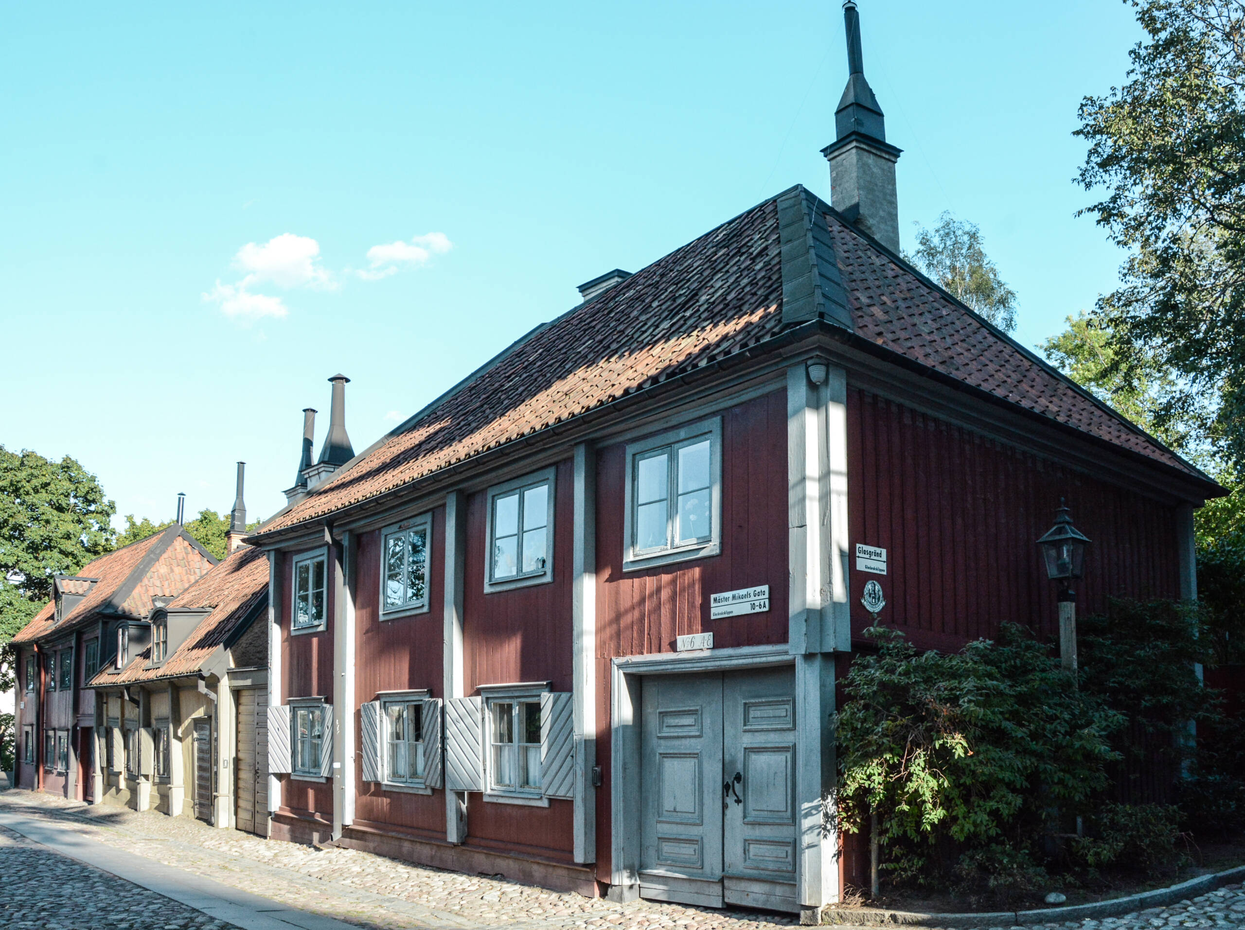 Die alten Holzhäuschen im dörflichen Mäster Mikaels Gata verleihen dem Stockholmer Viertel Södermalm einen besonderen Charme.
