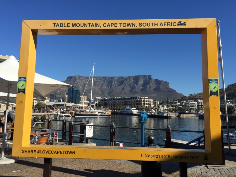 Ein beliebtes Fotomotiv in Kapstadt bietet der große gelbe Bilderrahmen der den Tafelberg einrahmt.