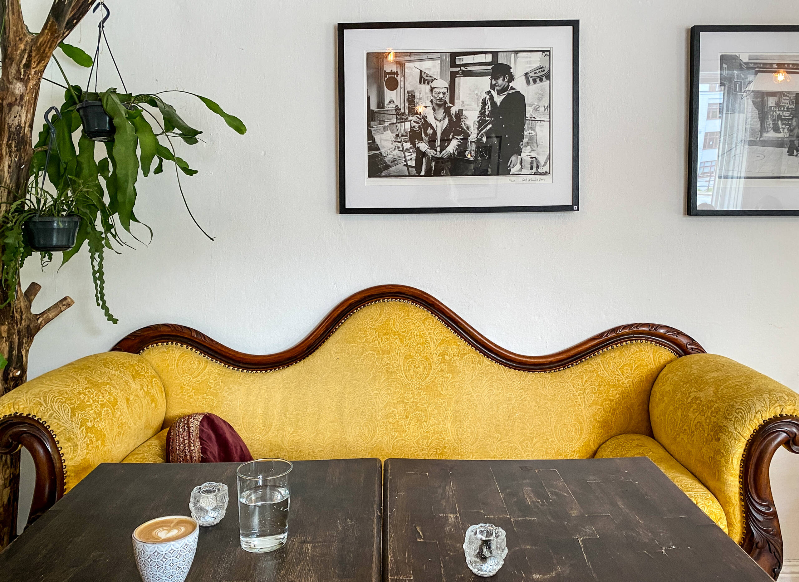 Auf dem gemütlichen, gelben Sofa im hippen Café Tartan lassen sich Gäste schwedische Leckereien schmecken.