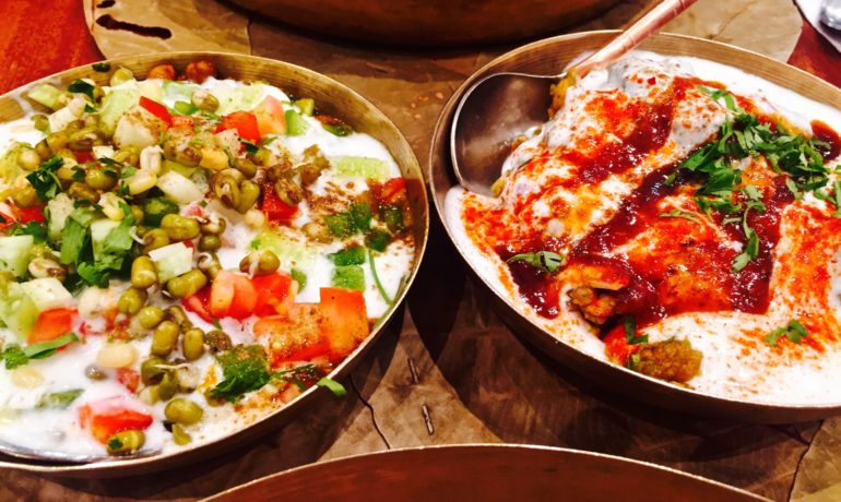 In Mumbais Restaurant Soam beim Chowpatty Beach bietet auf einem Holztisch Schüsseln gefüllt mit indischen Gerichten zum Verzehr an.