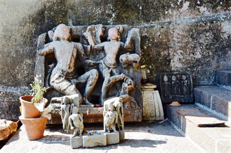 Hinduistische Steinfiguren sind an einer Treppe in Malabar Hill, Banganga Tank aufgestellt.