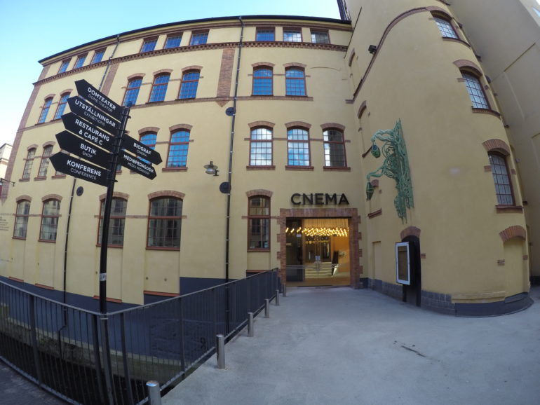 Ein gelbes Industriegebäude mit vielen gekachelten Fenstern in Norrköping beherbergt ein Kulturzentrum.