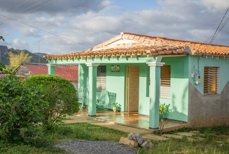 Blick auf ein grünes Haus in Viñales, Kuba.