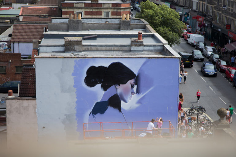 Auf einer Hausfassade in Englands Bristol wurde eine Frau in den Farben schwarz und blau gezeichnet.