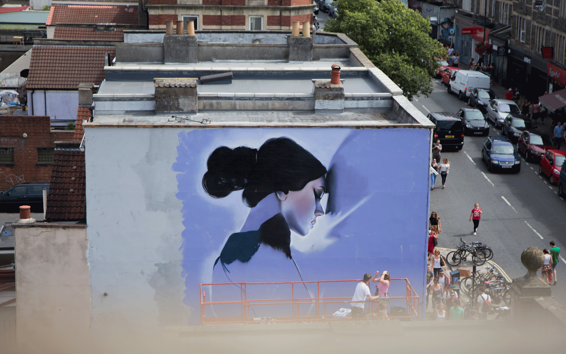 Auf einer Hausfassade in Englands Bristol wurde eine Frau in den Farben schwarz und blau gezeichnet.