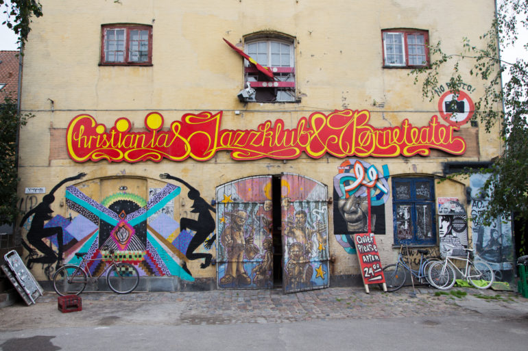 Eine etwas heruntergekommene Hauswand mit Graffiti schmückt den Eingang des in Kopenhagen ansässigen Jazzclubs Christiania.