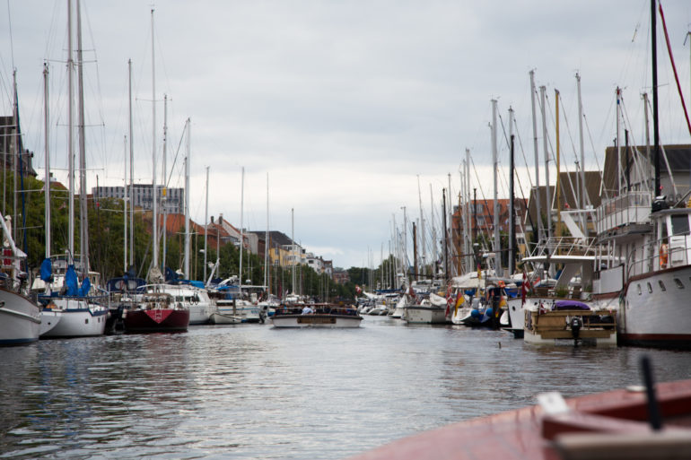 In Kopenhagen am Christianshafen haben an den Seiten viele Segelschiffe und Boote geankert.