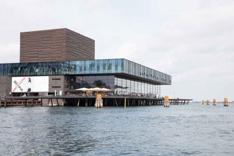 In Kopenhagen steht das Königliches Theater mit seiner großen Fensterfront inmitten des Wassers.