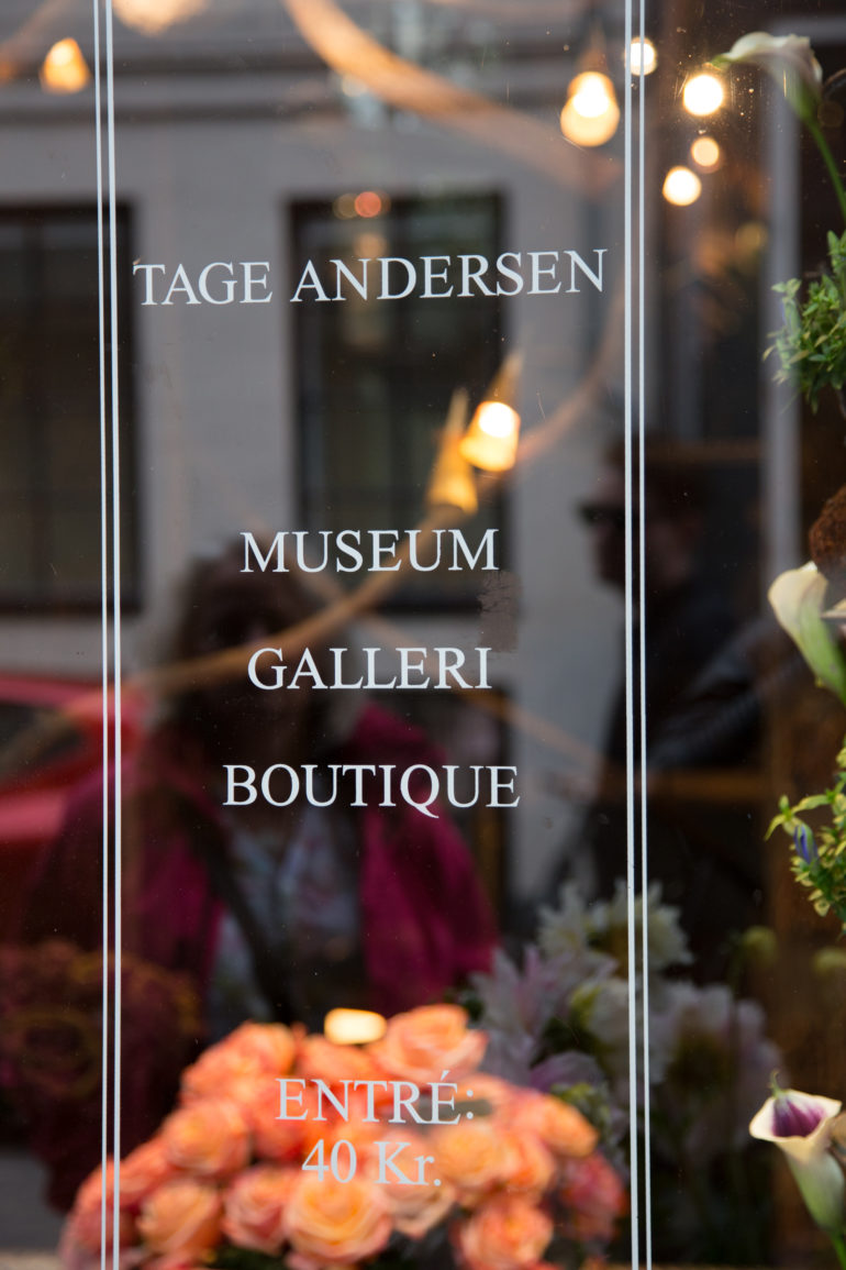 Das gläsernen Schaufenster der Gartenboutique des Tage Andersen in Kopenhagenden mit verschwommenen Blick auf die zu verkaufenden Blumen.