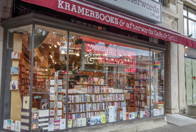 In Washington D. C., USA, befindet sich das Kramerbooks & Afterwords Café, ein Buchladen, dessen Schaufensterauslage bis zur Decke mit Büchern gefüllt ist und bietet seinen Gästen zusätzlich Frühstück an.