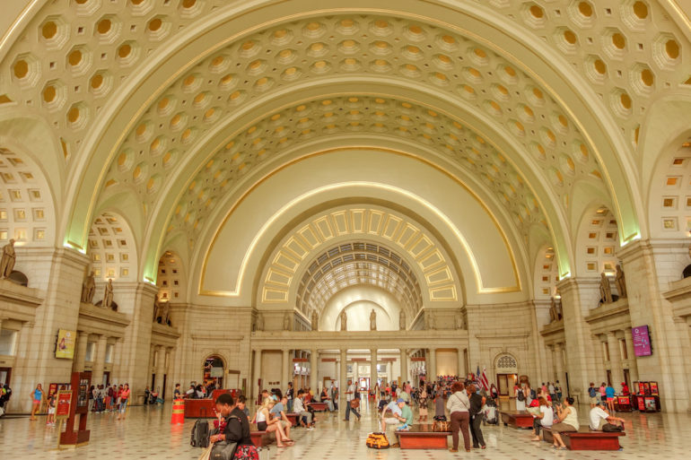 Die kuppelförmige Halle aus Marmor und Gold des Hauptbahnhofes von Washington D. C. , USA, auch Union Station genannt, bietet den wartenden Passagieren eine angenehme Atmosphäre zum Verweilen.