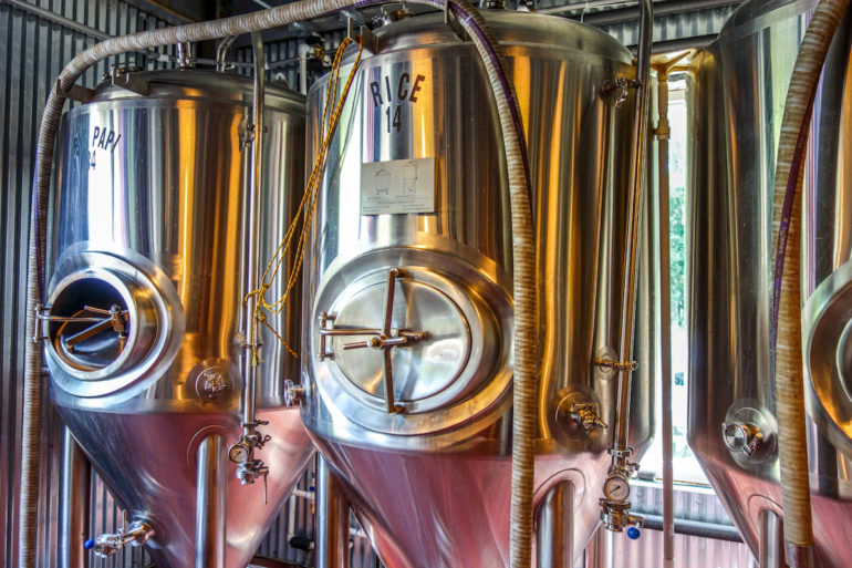 In Virginias Corcoran Brauerei bei Loudoun stehen drei silber- und kupferfarbene Sudkessel in denen das Corcoranbier gebraut wird.