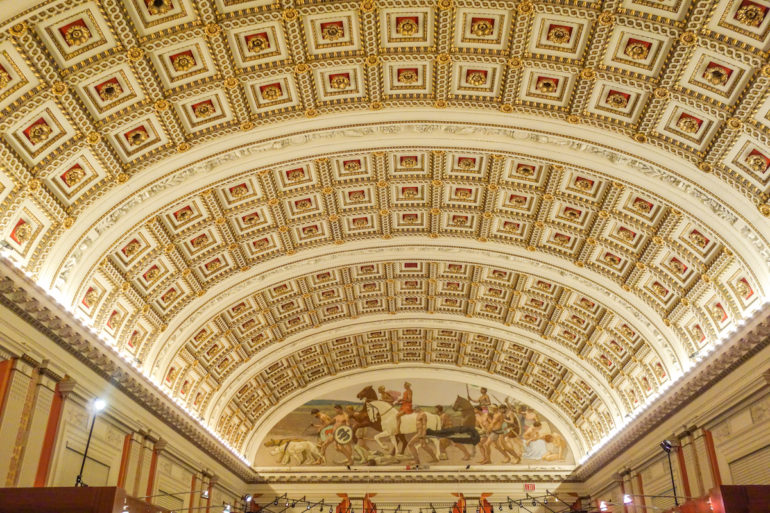 In der größten Bibliothek der Welt, der Library of Congress in Washington, USA, befindet sich eine riesige Kuppel aus Gold, Marmor und Wandmalereien im Main Reading Room.