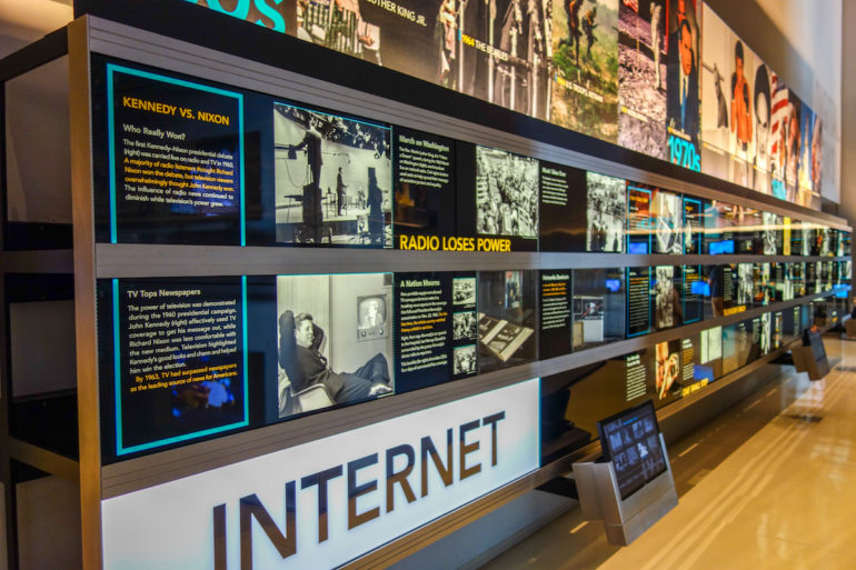 In dem interaktiven Museum Newseum in Washington D. C. wird an einer Wand auf verschiedenen Tafeln alles zum Thema Journalismus und dessen Entwicklung dargestellt.