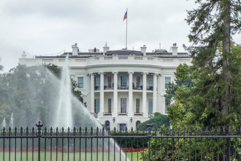 Bei einem Besuch in Washington D. C. , USA, sollte ein Blick auf das Weiße Haus und seiner kleinen Parkanlage hinter dem strengbewachten Eisenzaun nicht fehlen.