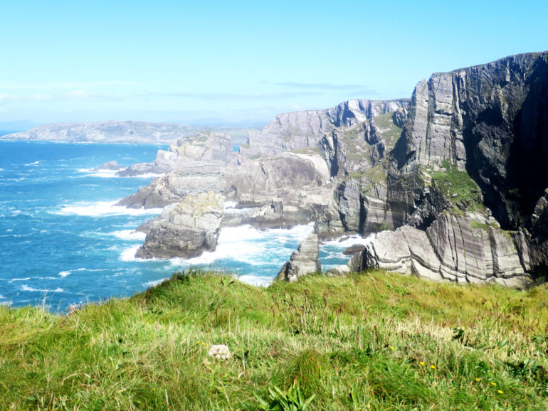 Schroffe Felsen ragen an der Küste von Mizen Head in Irland aus dem Meer.