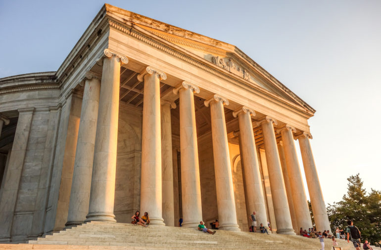 Das Jefferson Memorial in Washington D. C. wurde in seiner Bauweise mit den vielen Stufen und hohen Säulen am Eingangsbereich dem römischen Pantheon nachempfunden.