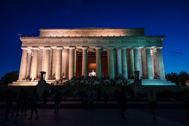 Das beleuchtete Lincoln Memorial, dessen Namensgeber als Statue 6 Meter hoch mittig des Gebäudes thront, ist in Washington, D.C., USA, auch bei Nacht ein Besuchermagnet.