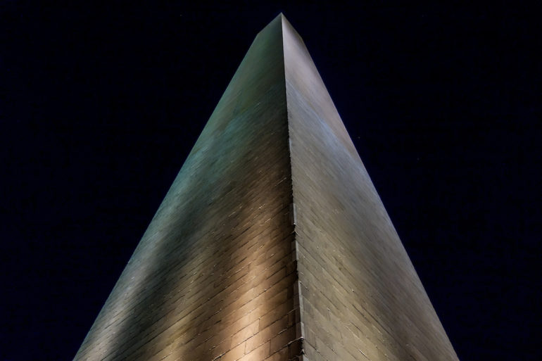 Das Washington Monument in den USA ist ein 160 Meter hoher Marmorturm, in der Nacht wird er beleuchtet.