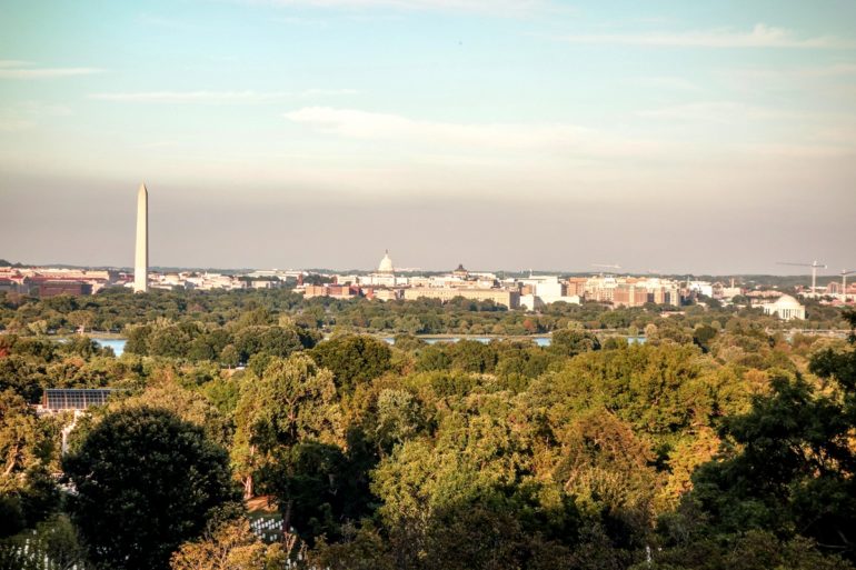 Der Ausblick vom Cemetery in Virginia reicht über Wälder, den Potomac River bis hin zu Stadt Washington, D.C., USA.