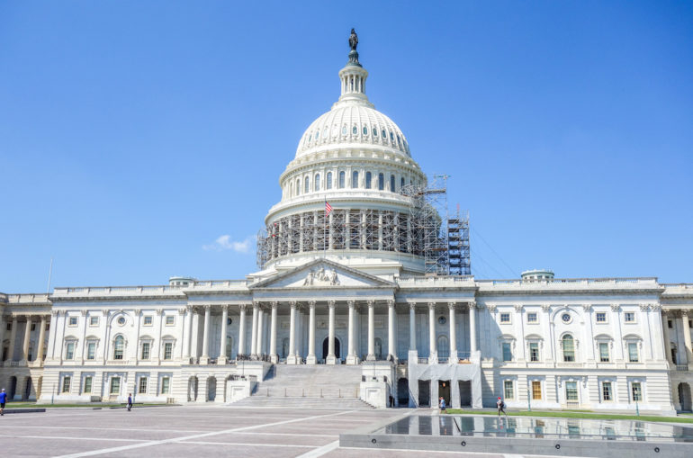 Das strahlend weiße US Capitol mit seiner prächtigen Kuppel befindet sich im Zentrum von Washington und thront auf einem Plateau umgeben von Grünflächen.