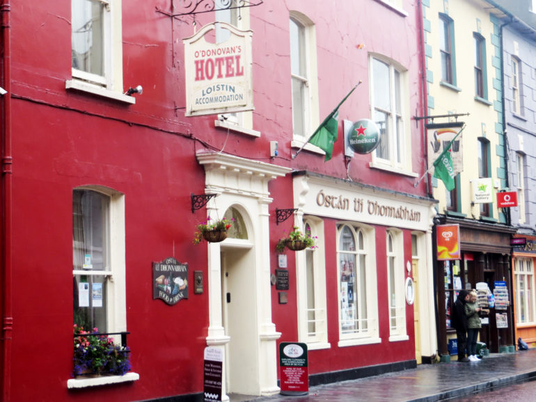 Die Fassade des Hotels O´Donovan´s in Clonakilty, Irland, ist dunkelrot mit weißem Eingangsbereich und Fenstern.