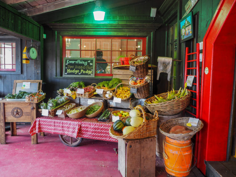 In Mahone Bay befindet sich in einem Holzhäuschen der Gemüseladen JoAnnes Market, der in Körben frisches Gemüse zum Verkauf anbietet.