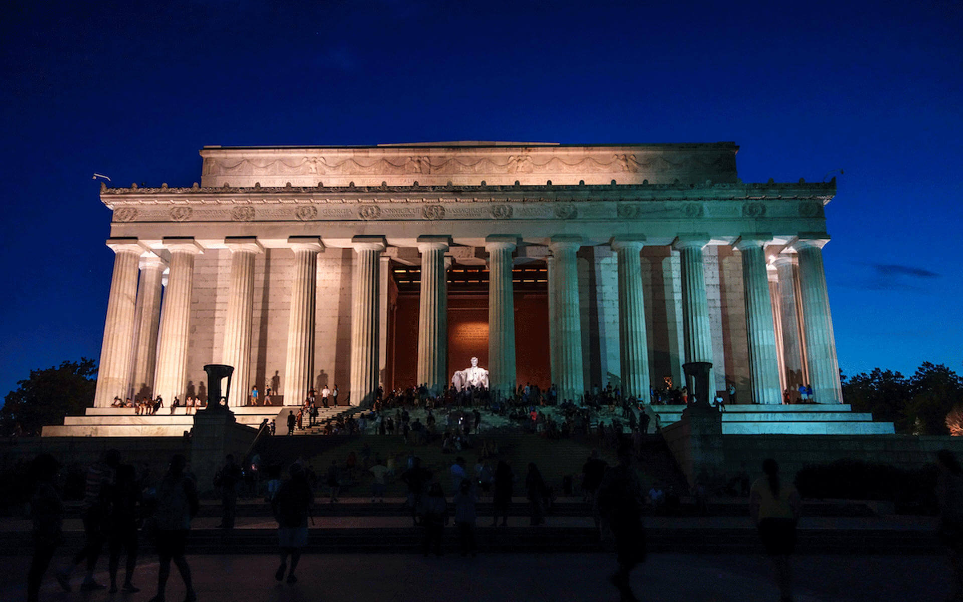 Das beleuchtete Lincoln Memorial, dessen Namensgeber als Statue 6 Meter hoch mittig des Gebäudes thront, ist in Washington, D.C., USA, auch bei Nacht ein Besuchermagnet.