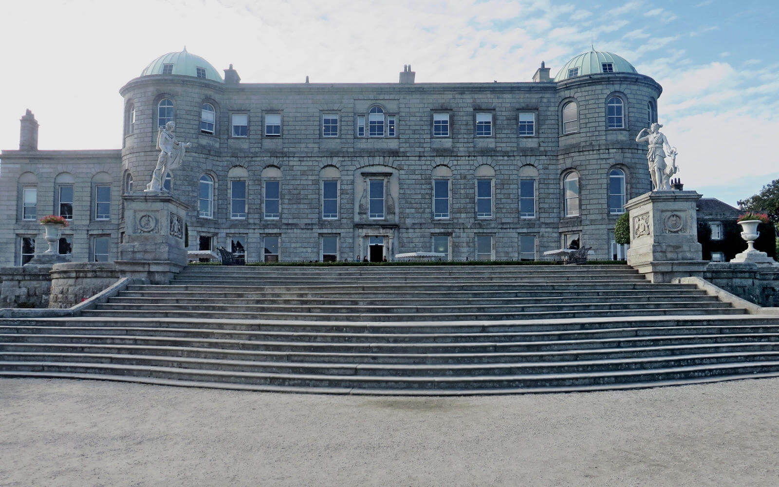 Viele Treppenstufen führen zum dem herrschaftlichen Anwesen des Powerscourt Estate in Enniskerry, Irland.