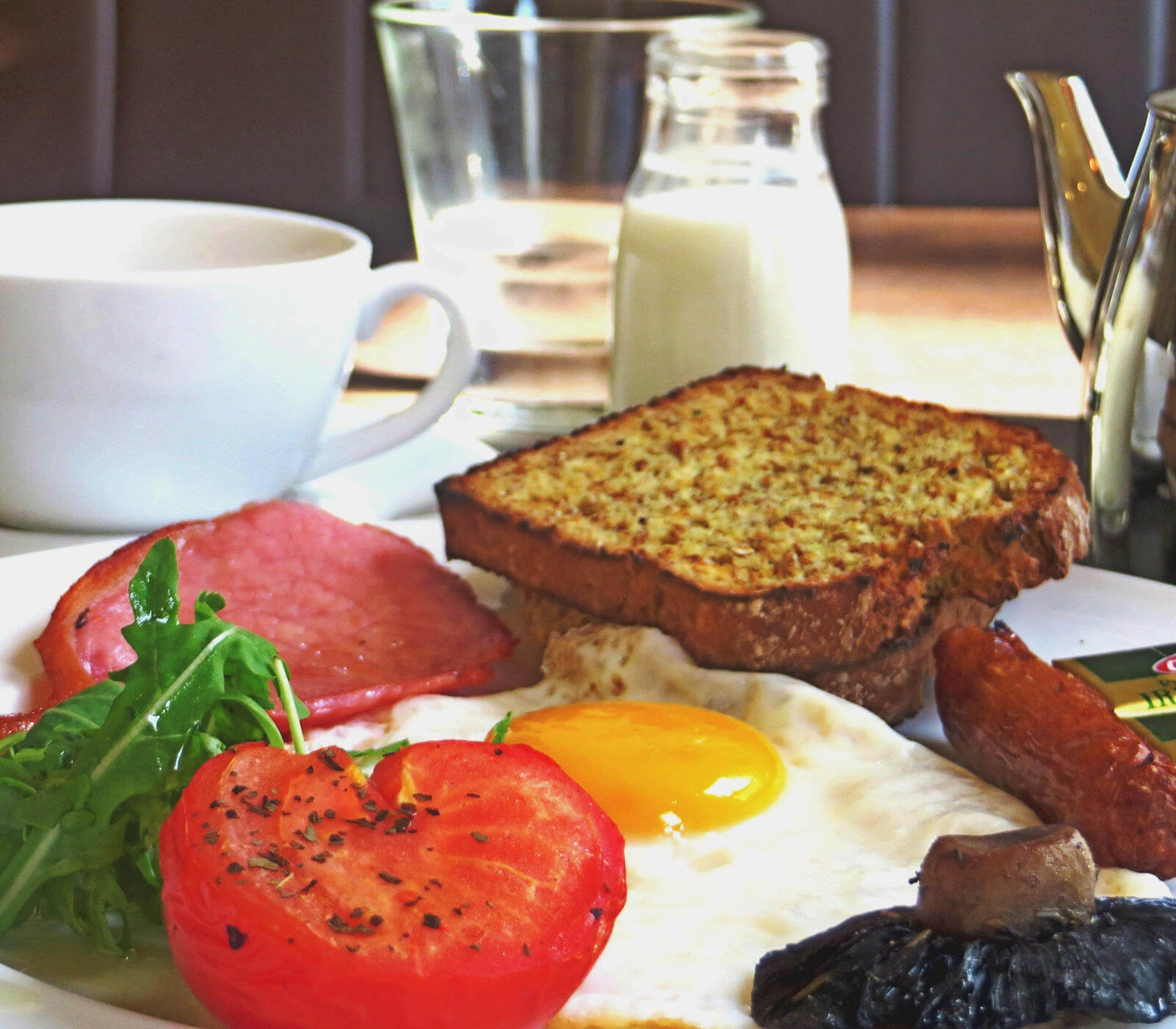 Im No 9 Café in Waterford wird zum Frühstück Toast, Spiegelei, Würstchen, Speck und Tomate mit Salat gereicht.