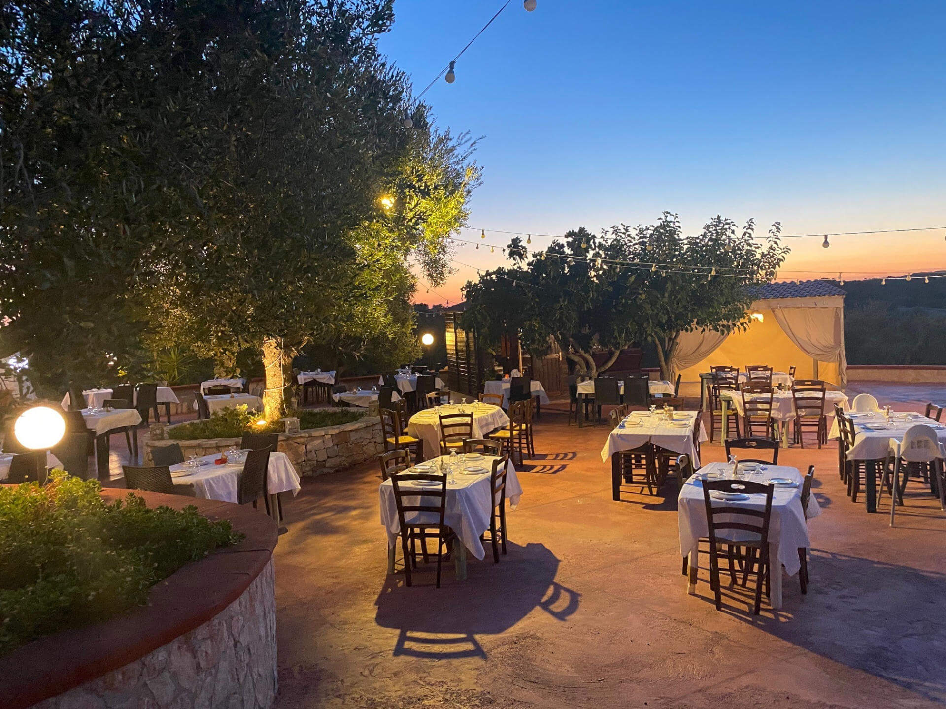 Das Restaurant Il Trullo dell’Angelo in Contrada La Chiusa im Umland von Ostuni ist ein ehemaliges Trulli, was heute im Lichterketten-Meer hell erleuchtet.