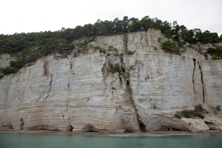 Die Kalksteinfelsen von Gargano ragen aus dem Meer hervor - auf der Apulien Rundreise sind sie definitiv einen Zwischenstopp wert.