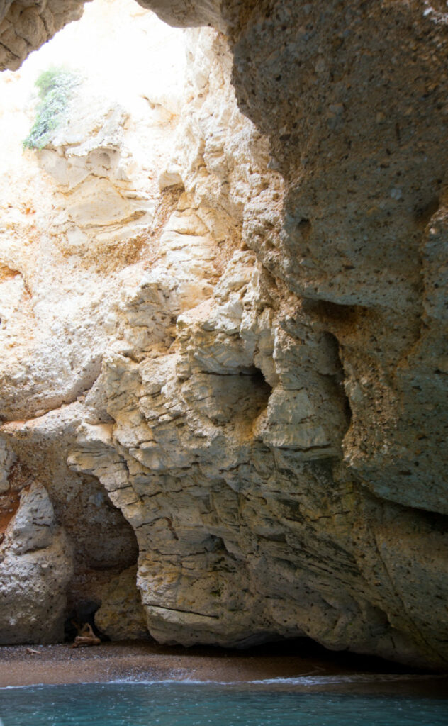 Auf Apulien Rundreise entdeckte Anika das Innere einer Grotte in Vieste auf der Halbinsel Gargano.