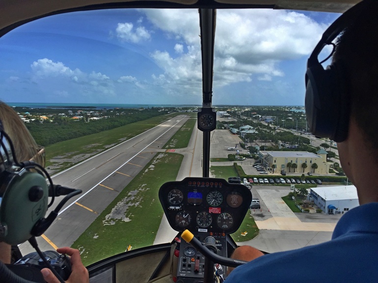 Blick über das Helikopter-Cockpit und seinen Piloten auf die Landebahn des Flughafens von Marathon, Florida.
