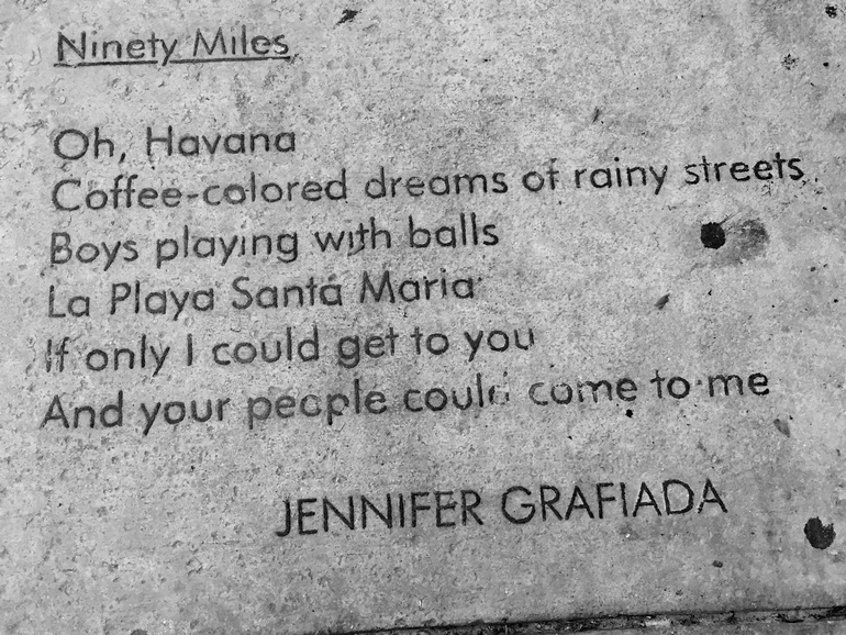Auf einer grauen Steinplatte in Key West, USA ist ein Gedicht in schwarzer Schrift graviert.