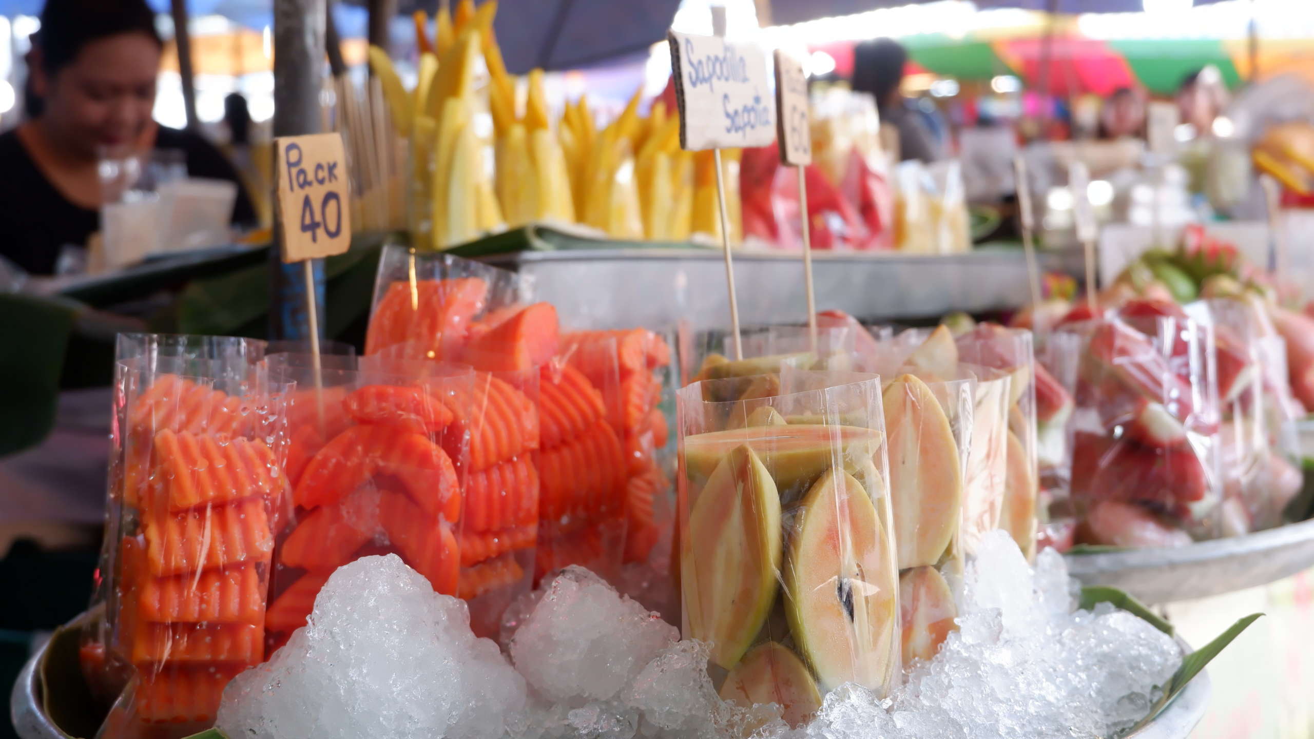 Ein Streetfood Stand mit Früchten in Asien