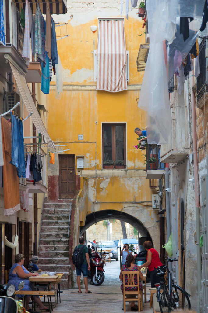 In den Straßen von Bari in Apulien pulsiert das Leben.