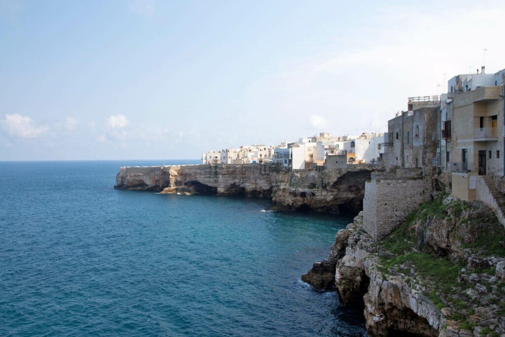 Die Altstadt von Polignano a mare in Apulien erstreckt sich entlang der Felsen.
