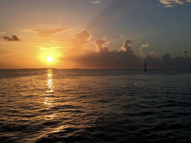 Sonnenuntergang über dem Horizont des Meeres von Key West, Florida.