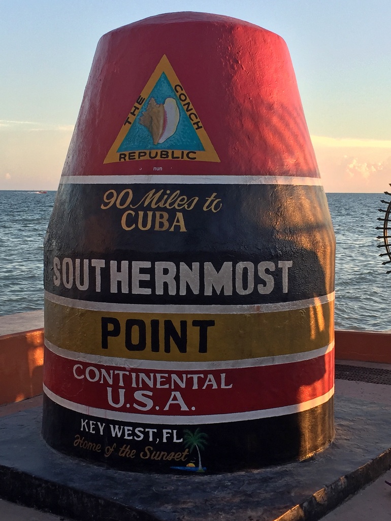 Eine bunt angemalte Boje am Ufer des Meeres in Key West markiert den südlichsten Punkt von Kontinental-USA.