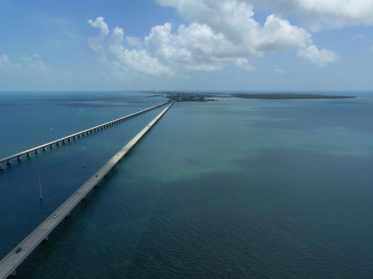 Der Highway No. 1 und seine 7 Mile Bridge führen auf Betonsäulen über das karibische Meer.