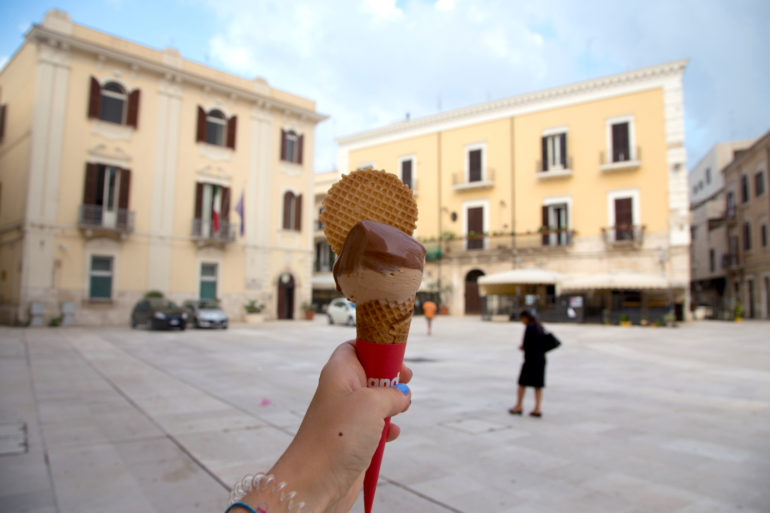 Eis in der Waffel vom Eiscafé Sandrino in Bari, dazu der Blick auf einen Platz in Apuliens Haupstadt: ein Muss auf dem Roadtrip.
