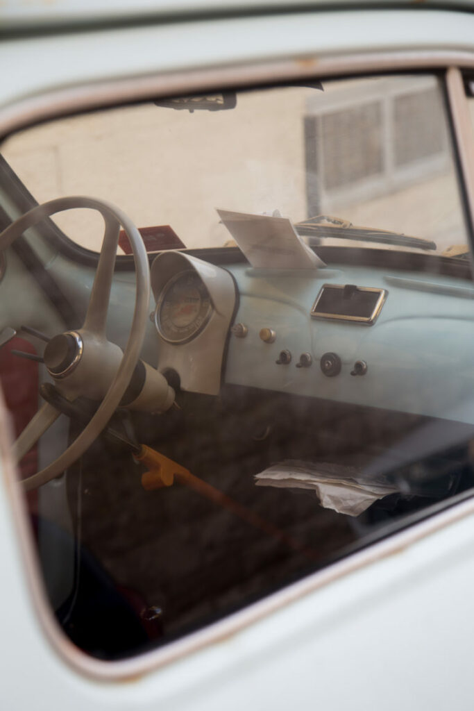 Das Innere eines Oldtimer Autos - man entdeckt sie überall in Bari, der Hauptstadt des italienischen Apulien.