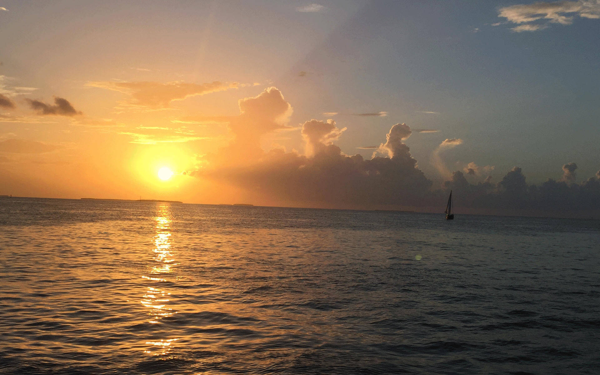 Die Sonne geht zwischen Wolken am Horizont des Meeres von Florida, Key West in den USA unter.